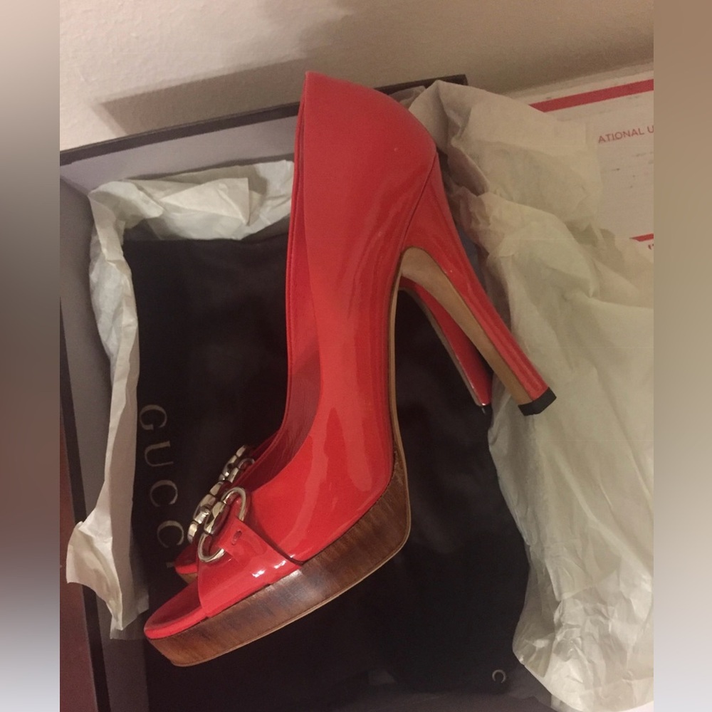 Brand new Gucci Pumps. Beautiful orange color.